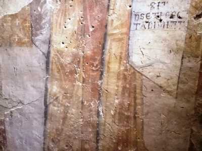 E il recente ritrovamento di una decorazione raffigurante un mezzo busto maschile vestito con una tunica gialla e dei sandali...